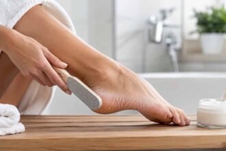 Infográfico: Lixar os pés engrossa a pele? Crédito: Condutta.com